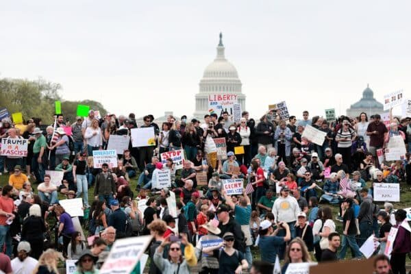 Huge crowds gather in "hands outside" manifestations throughout the country in protest for the Trump administration