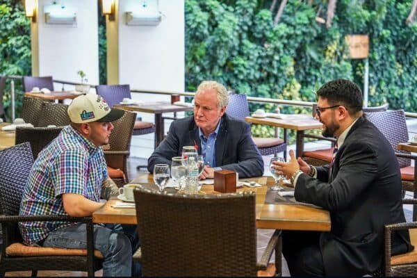 Photo: The American senator Chris Van Hollen celebrates a meeting with the Salvadoran migrant Kilmar Abrego Garcia (L), an American citizen deported by mistake to his country of origin, in a hotel in San Salvador on April 17, 2025.
