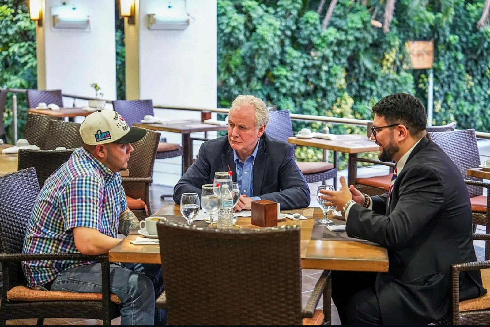 Photo: The American senator Chris Van Hollen celebrates a meeting with the Salvadoran migrant Kilmar Abrego Garcia (L), an American citizen deported by mistake to his country of origin, in a hotel in San Salvador on April 17, 2025.