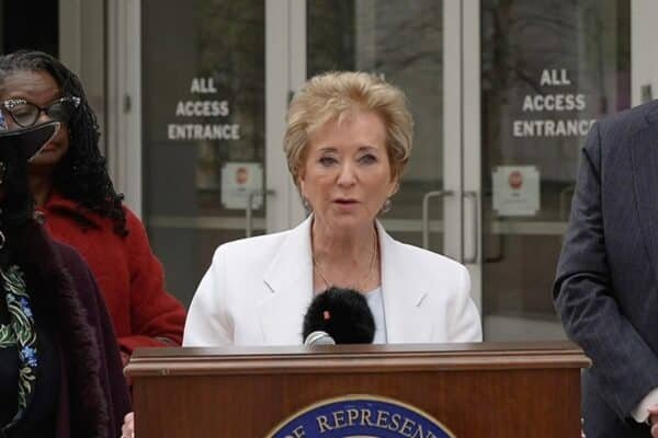 McMahon kidnaps the defendant of the Democrats of the House of Representatives after a closed door meeting outside the Department of Education