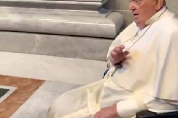 Pope Francis makes a surprise appearance in the Basilica of San Pedro