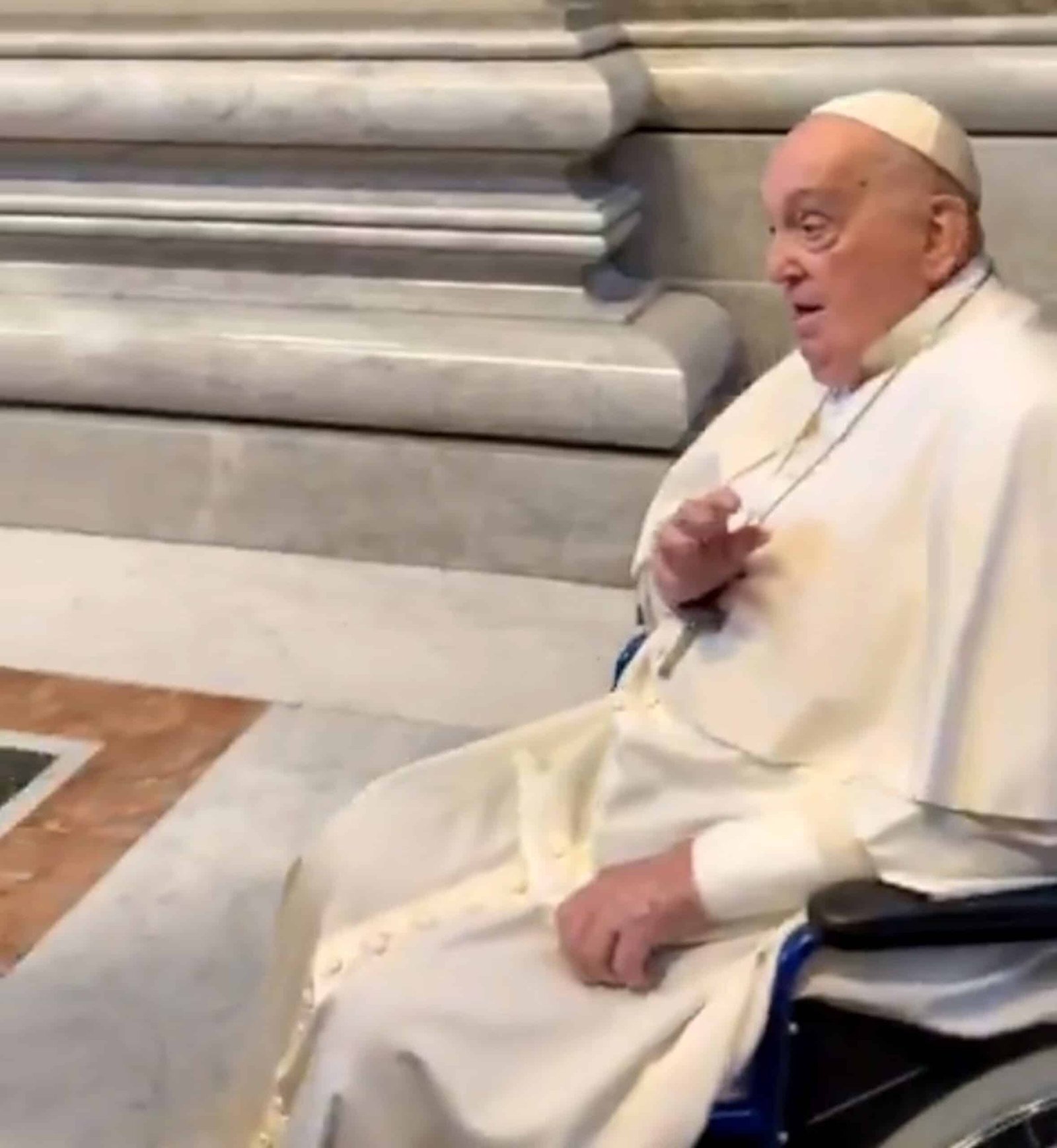 Pope Francis makes a surprise appearance in the Basilica of San Pedro