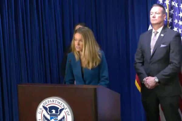 Photo: Assistant National Secretary of National Security Tricia McLaughlin and the interim director of ICE Todd Lyons speak in a presierman on May 21, 2025.