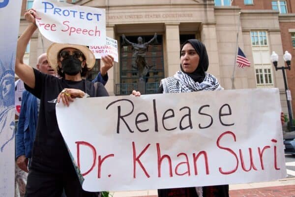 Photo: Mapheze Saleh, wife of the arrested and arrested academic from Georgetown University, Badar Khan Suri, has a sign that asks for her husband's release in the Federal District Court for the East district of Virginia, in Alexandria, Virginia, May 1, 2025.