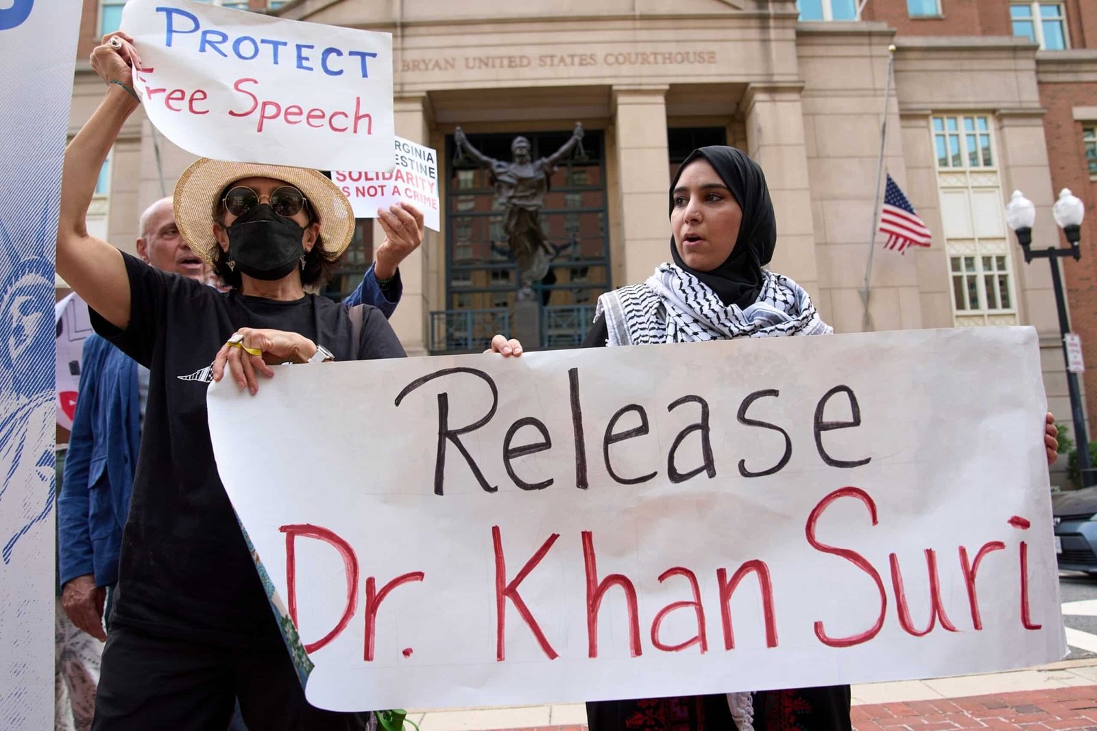 Photo: Mapheze Saleh, wife of the arrested and arrested academic from Georgetown University, Badar Khan Suri, has a sign that asks for her husband's release in the Federal District Court for the East district of Virginia, in Alexandria, Virginia, May 1, 2025.