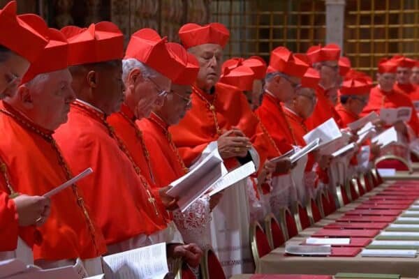 Live updates of the papal conclave: the doors of the Sixtine chapel close when the conclave begins
