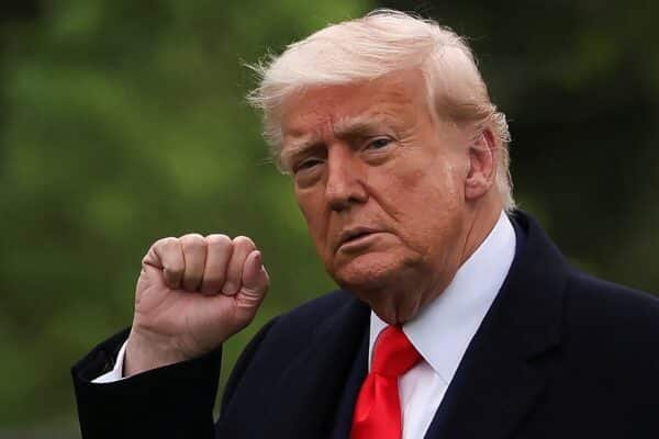 Protesters denounce the 'cryptographic corruption' as Trump Le Fette to the main investors in their memes cryptogram currency