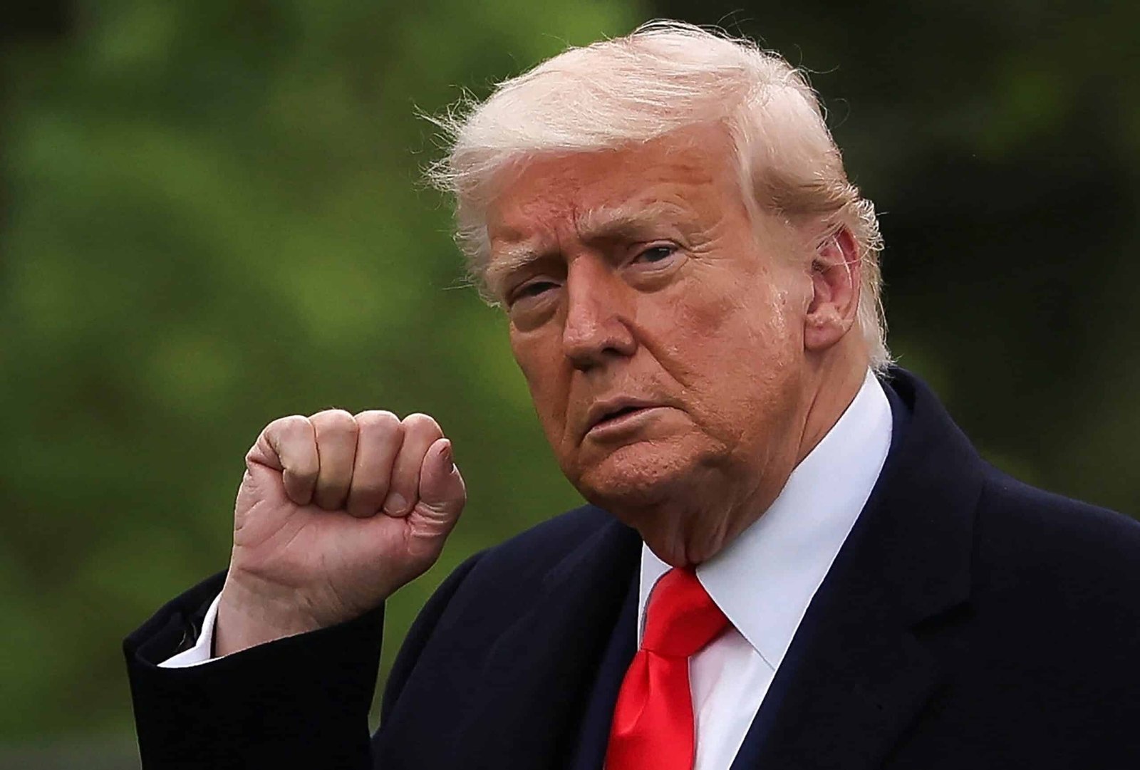 Protesters denounce the 'cryptographic corruption' as Trump Le Fette to the main investors in their memes cryptogram currency