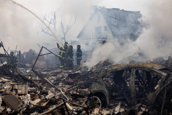 Russia hits Ukraine with mass drones, missile bombardment in the middle of an exchange of prisoners