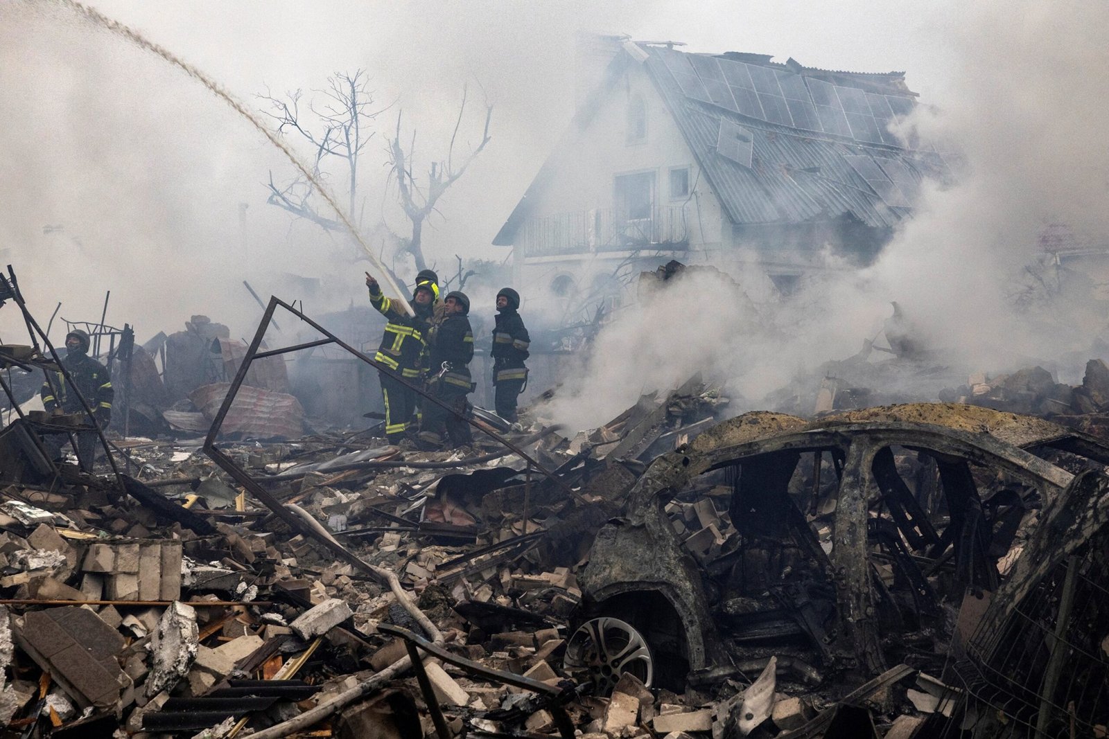 Russia hits Ukraine with mass drones, missile bombardment in the middle of an exchange of prisoners