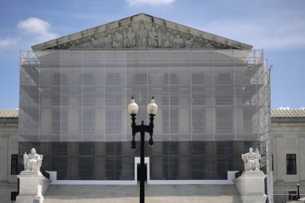 The Supreme Court maintains the temporary blockade in the deportations of Trump's alien enemies.