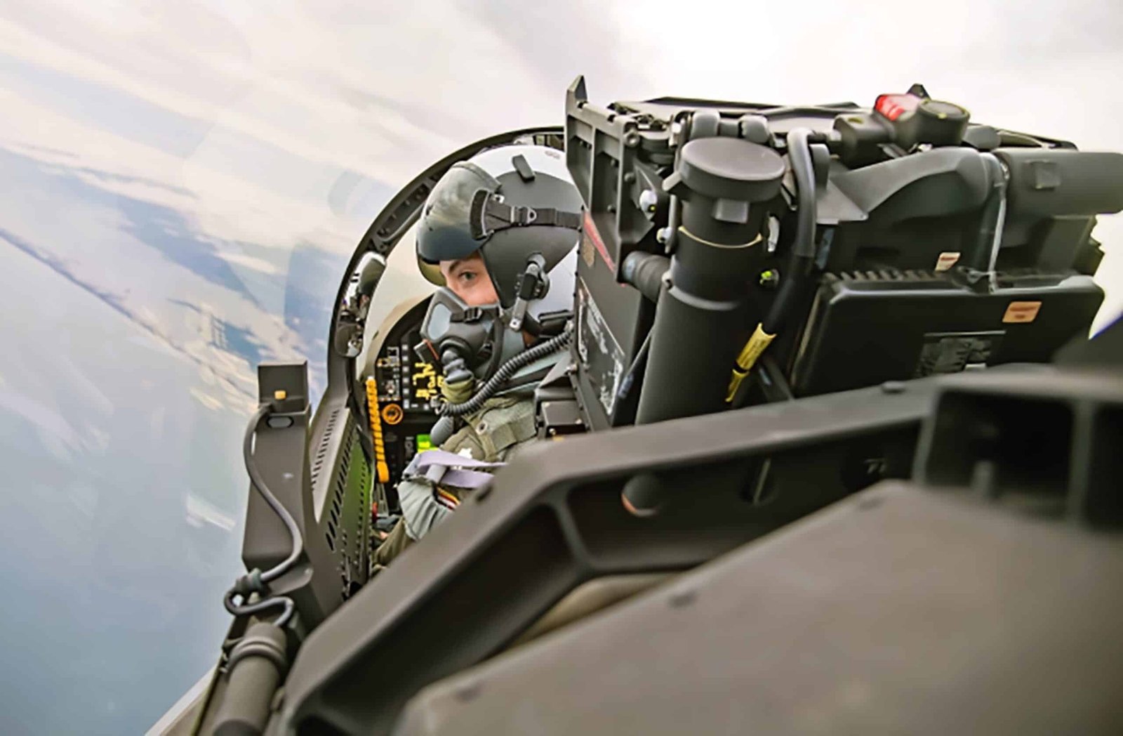 The Transgender Pilot of the Navy, prohibited from service, reflects on 'patriotism' before Trump's military parade