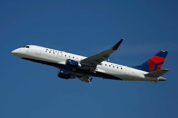 Photo: The pilot of an E175Lr plane from Delta Connection Erbraer, like the one shown here, was forced to make a "Aggressive maneuver, July 19, 2025, while trying to avoid a collision in the air with a B-22 bomber of the Air Force.