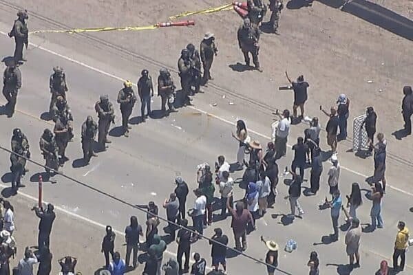 Federal agents clash with protesters during the ice ray in the south of the California farm