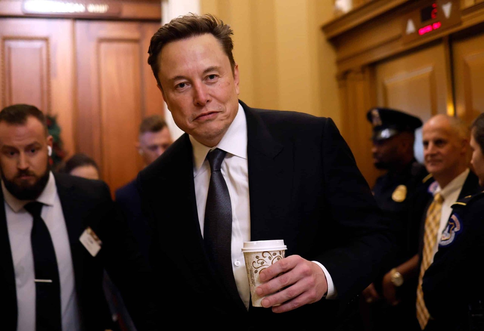 'It's a cover -up': musk floods X with positions attacking Trump about Epstein