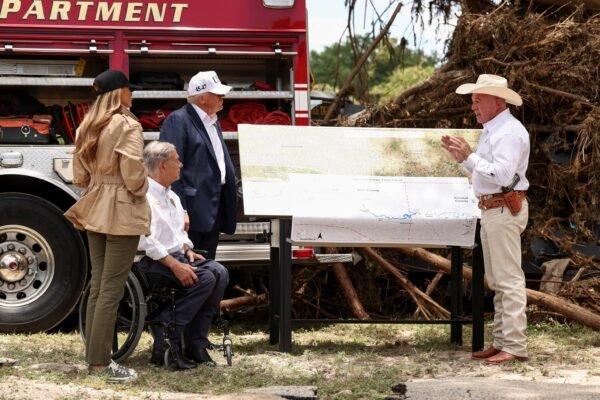 Photo: President Donald Trump, the first lady Melania Trump and the governor of Texas, Greg Abbott, receive an informative session in Kerr County, Texas, USA UU., July 11, 2025.