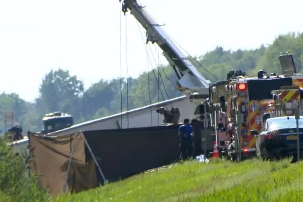 At least 4 people killed after the tourist bus traveling back from the crashes of the Niagara cataracts: Fuentes
