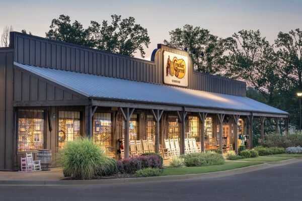 Cracker Barrel says he will return to the old logo in the middle of the redesign controversy