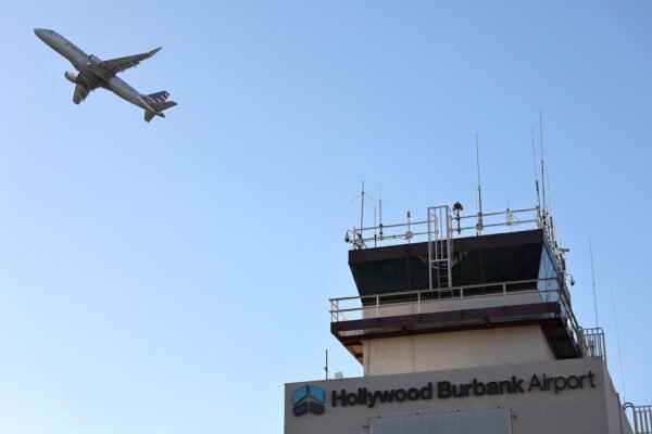Air traffic controllers who work without pay begin to call patients, which leads to flight cancellations and delays throughout the country Air traffic controllers who work without pay begin to call patients, which leads to flight cancellations and delays throughout the country
