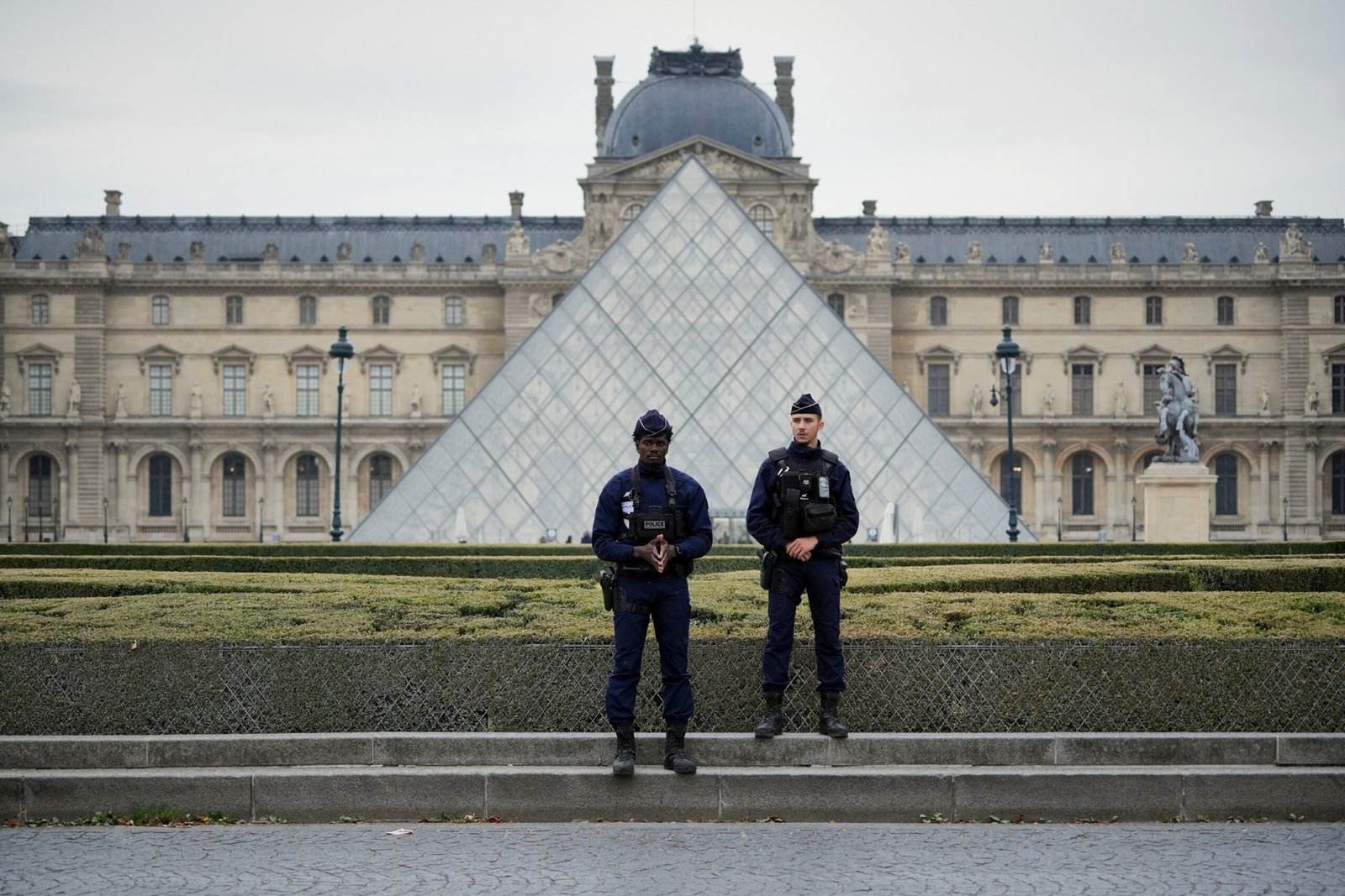 French Police Arrest Two Louvre Jewelry Theft Suspects Amid Manhunt