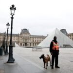 PHOTO: The Louvre Museum remains closed the day after the robbery