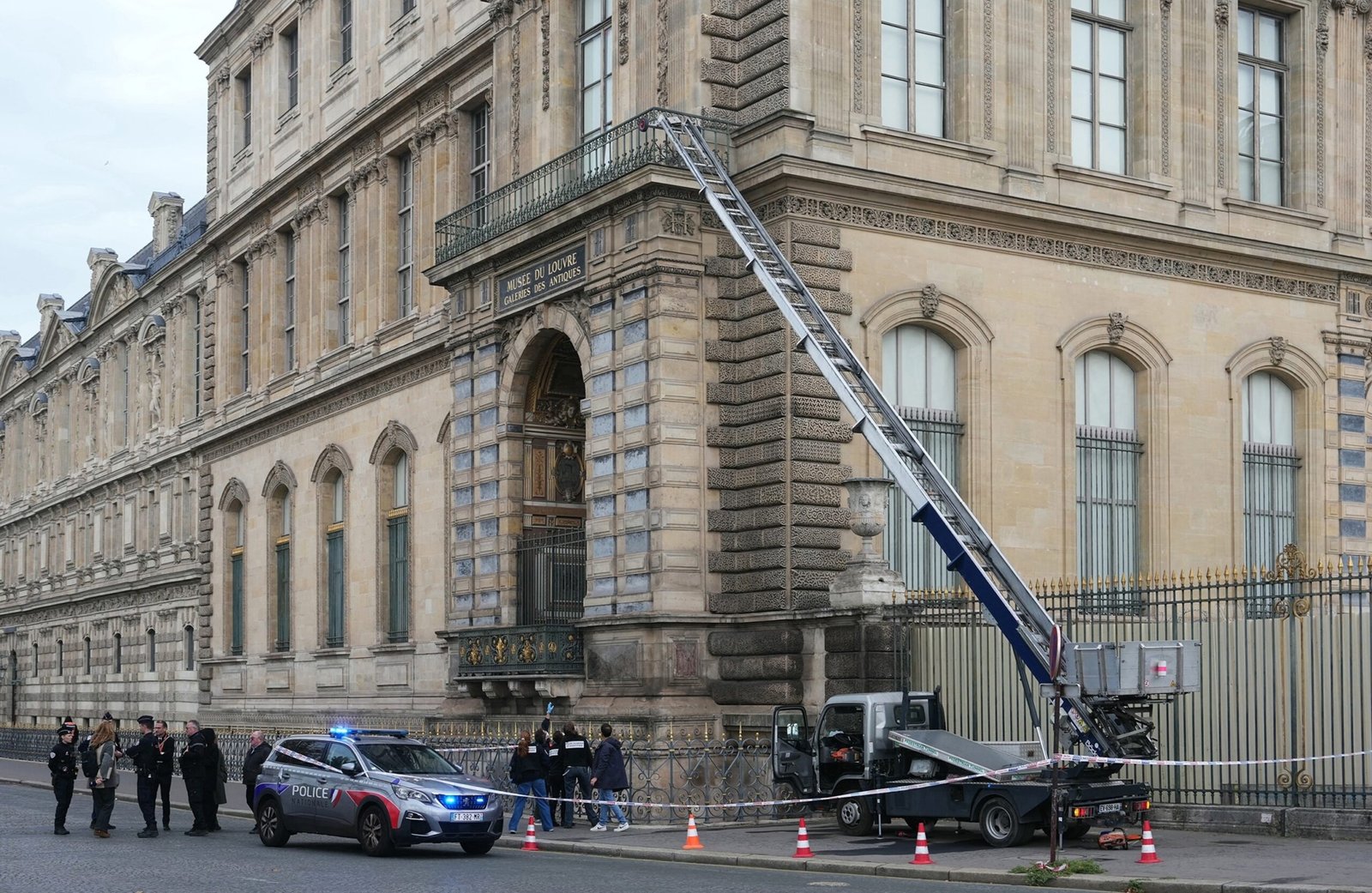 The company that manufactured the elevator used in the Louvre robbery goes viral with a publication on social networks